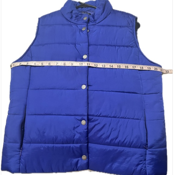 Blue Puffer Vest by Daisy Fuentes, size Medium. - Picture 2 of 4
